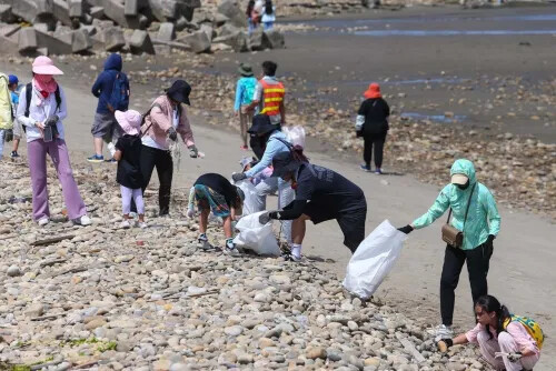 BenQ Group contributed to the protection of the coastline by removing 3.1 tons of garbage.